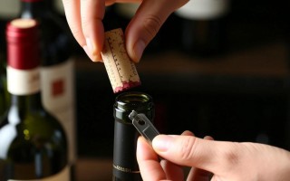 红酒塞怎么轻松取出？简单技巧大揭秘！