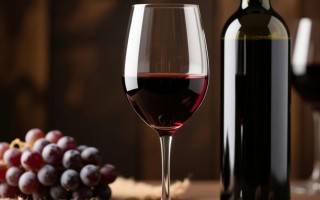 红酒真的对人体有害吗？30字以内疑问标题，红酒健康疑云，利弊难辨？